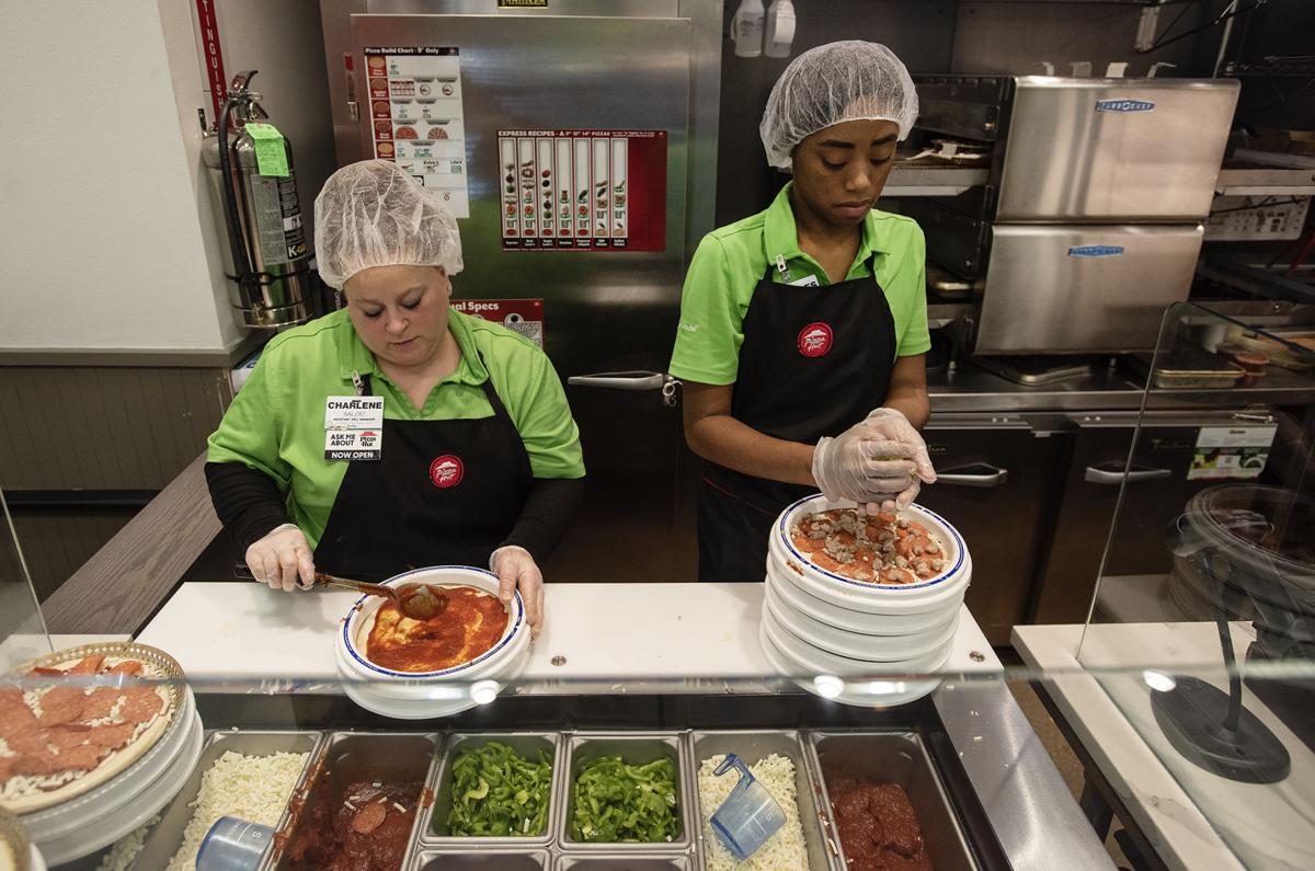 11262019_local_pizza_hut_brookshires_05web.jpg