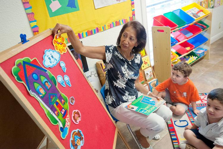 Preschool teaches English-speaking children Spanish