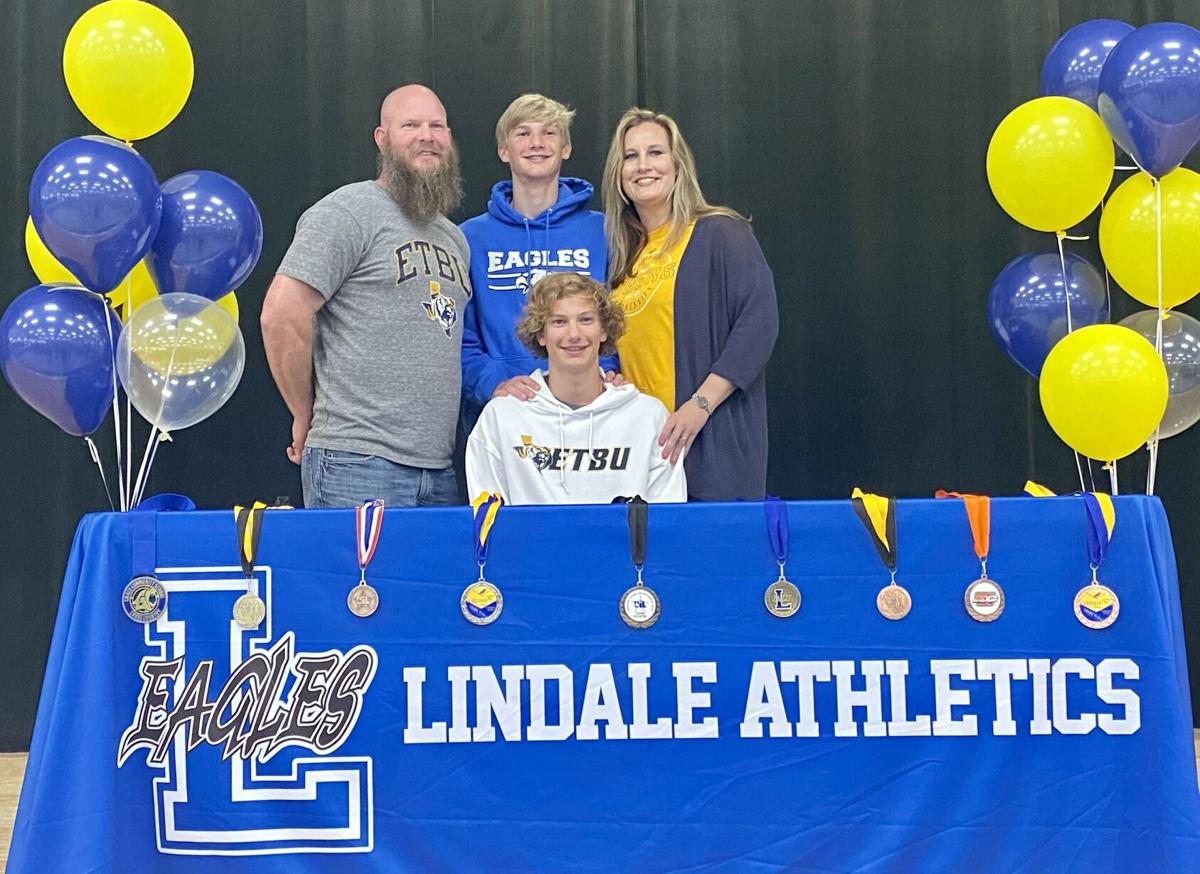 Lindale S Jaycob Kenney Signs With Etbu For Cross Country Sports Tylerpaper Com