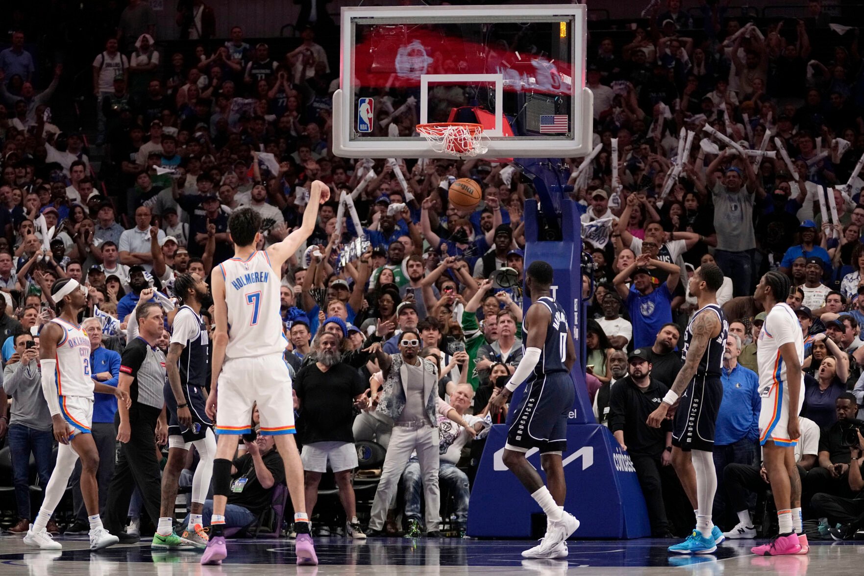 Shai Gilgeous-Alexander Scores 34, Thunder Overcome Mavs Defense To ...