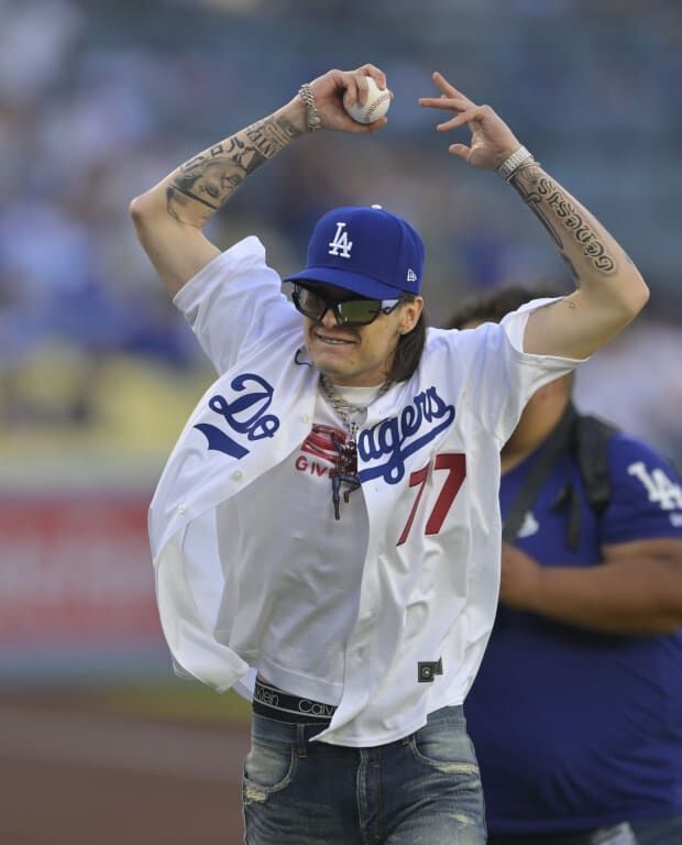 Peso Pluma lanzó primera bola como invitado de lujo de los Dodgers - Para  Ganar