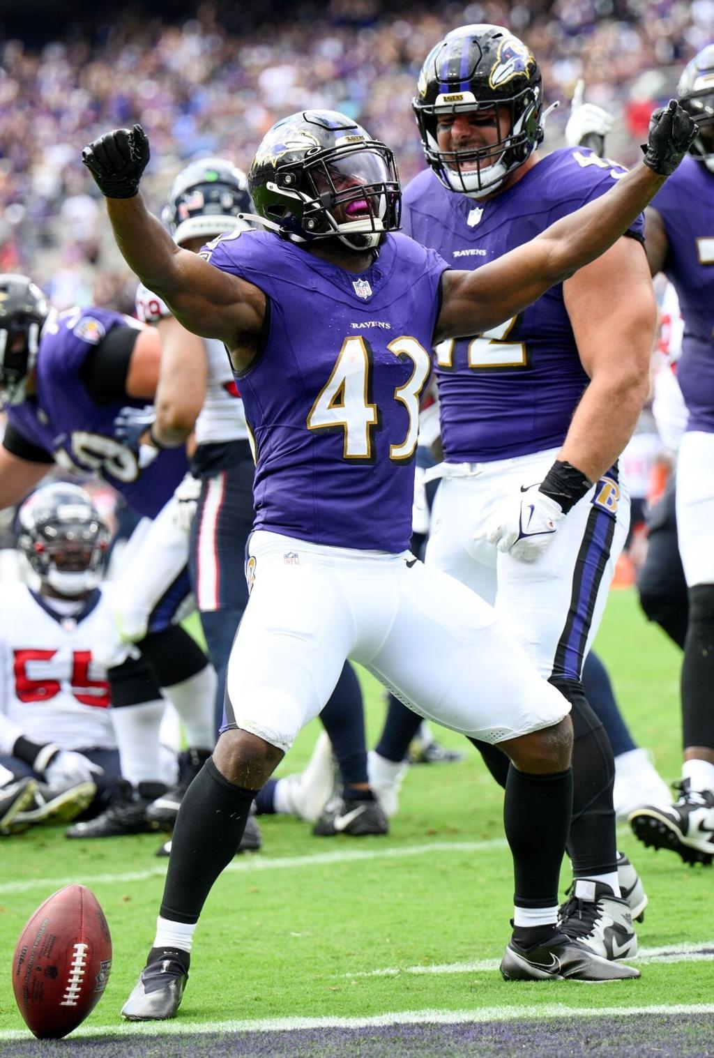 Ravens win, but loss Dobbins to injury, Sports