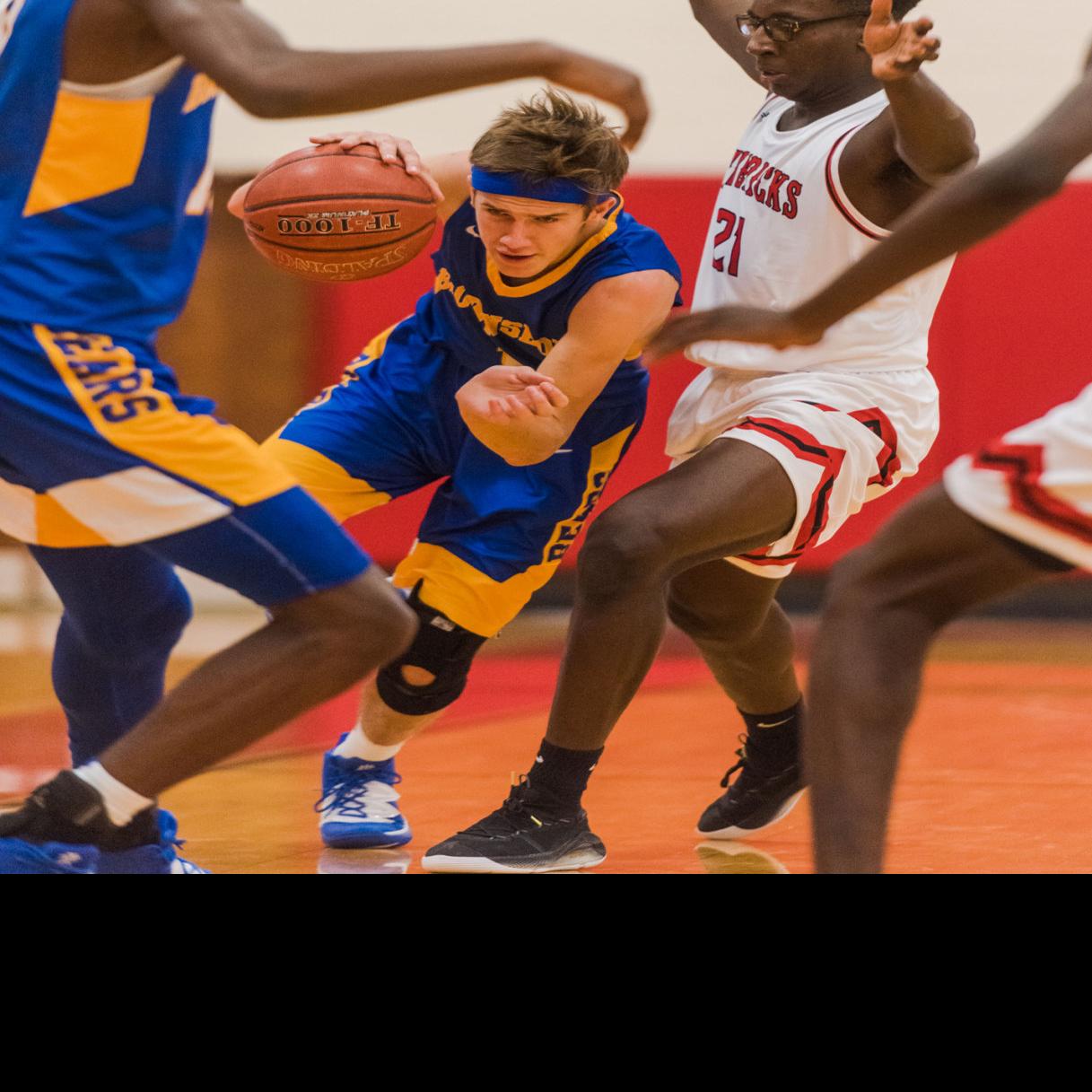 Boys Basketball Lee Jt Split Games In Tournaments High School