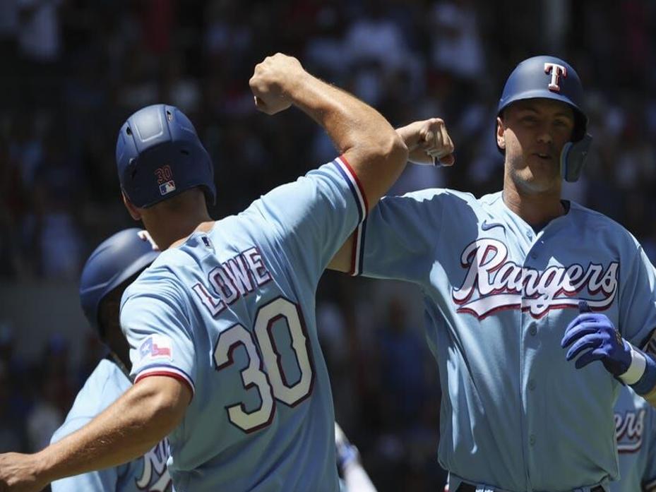 Texas Rangers' Ezequiel Duran breaks his bat on a groundout during