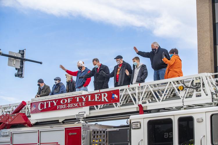 Drivethru Christmas parade draws hundreds of vehicles to downtown