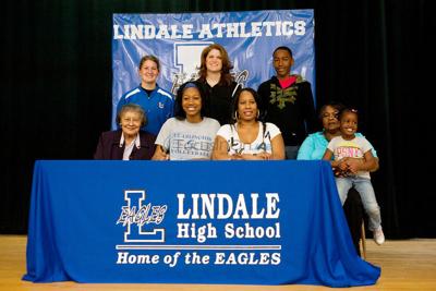 Geathers signs with UTA