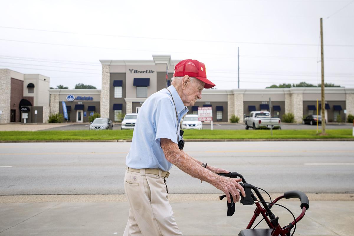 081017_Bob_Lewis_Veteran_Walker_Web_005.JPG