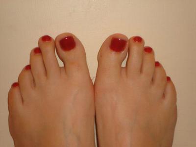 Sucking mature toes