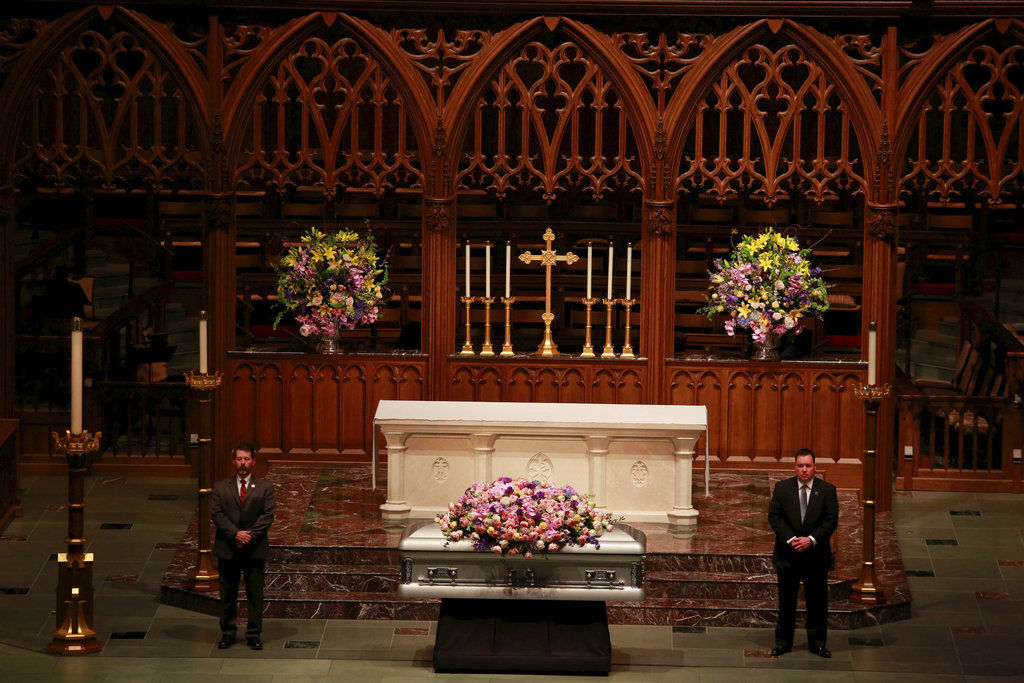 About 2,500 mourners pay respects to Barbara Bush at ...