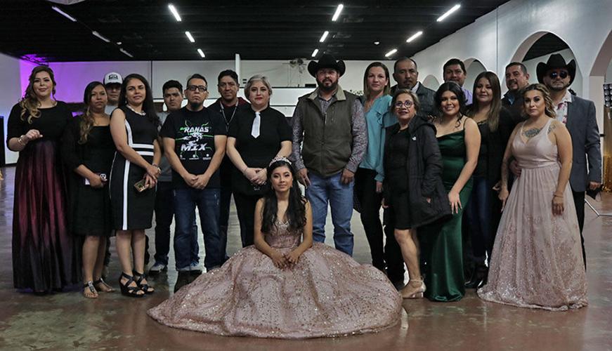 Joven celebra quinceañera de sus sueños gracias al apoyo de miembros de la comunidad Hispana | Español Joven celebra quinceañera de sus sueños gracias al apoyo de miembros de la comunidad Hispana | Español