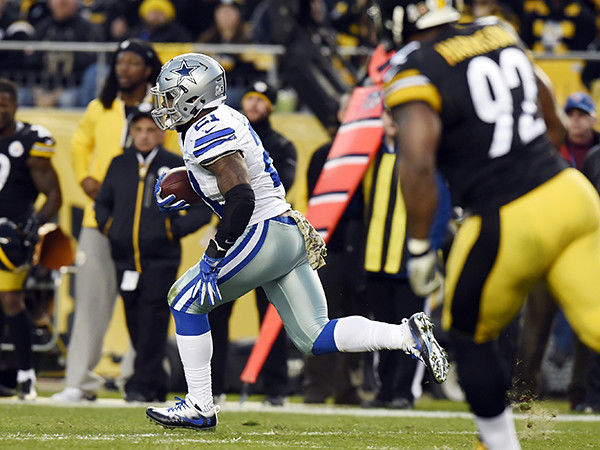 December 18, 2022: Dallas Cowboys running back EZEKIEL ELLIOTT (21) runs  the ball during the Jacksonville Jaguars vs Dallas Cowboys NFL game at TIAA  Bank Field Stadium in Jacksonville, Fl on December