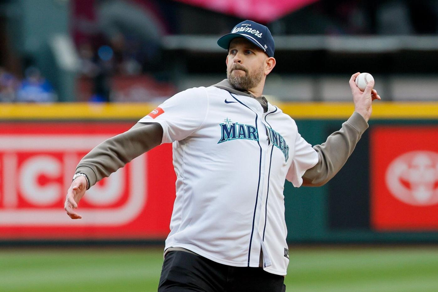 Former Mariners pitcher James Paxton returns to throw out first pitch |  Mariners | union-bulletin.com