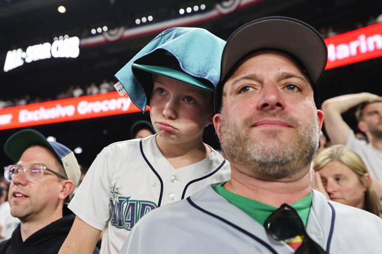 After 21 years, Seattle fans try to will Mariners to victory, Mariners