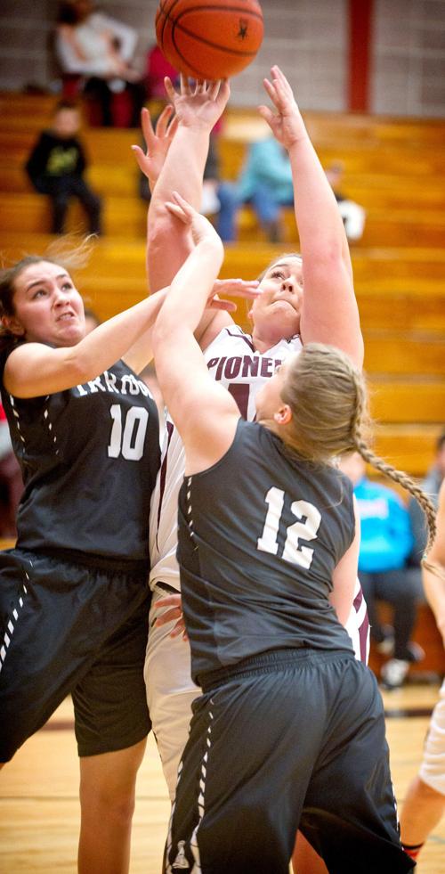 Pioneers Knock Off Irrigon Mcloughlin High School Union
