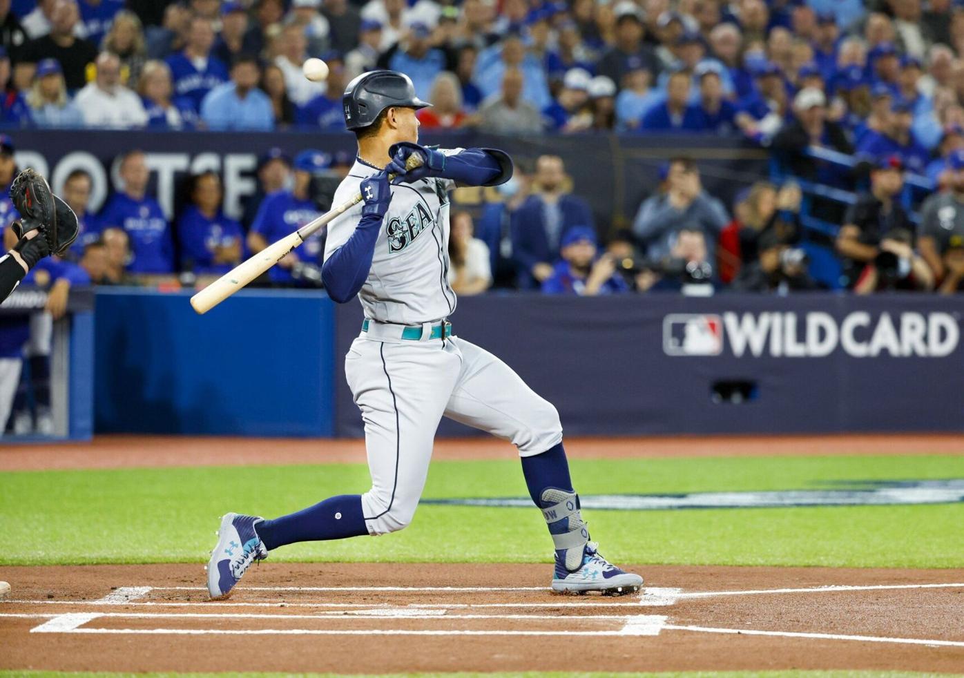 Blue Jays' George Springer leaves Game 2 vs. Mariners after scary