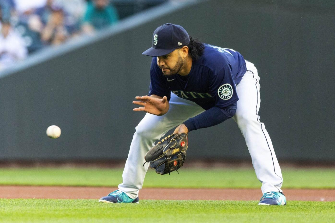 Mariners third baseman Eugenio Suarez goes on injured list with