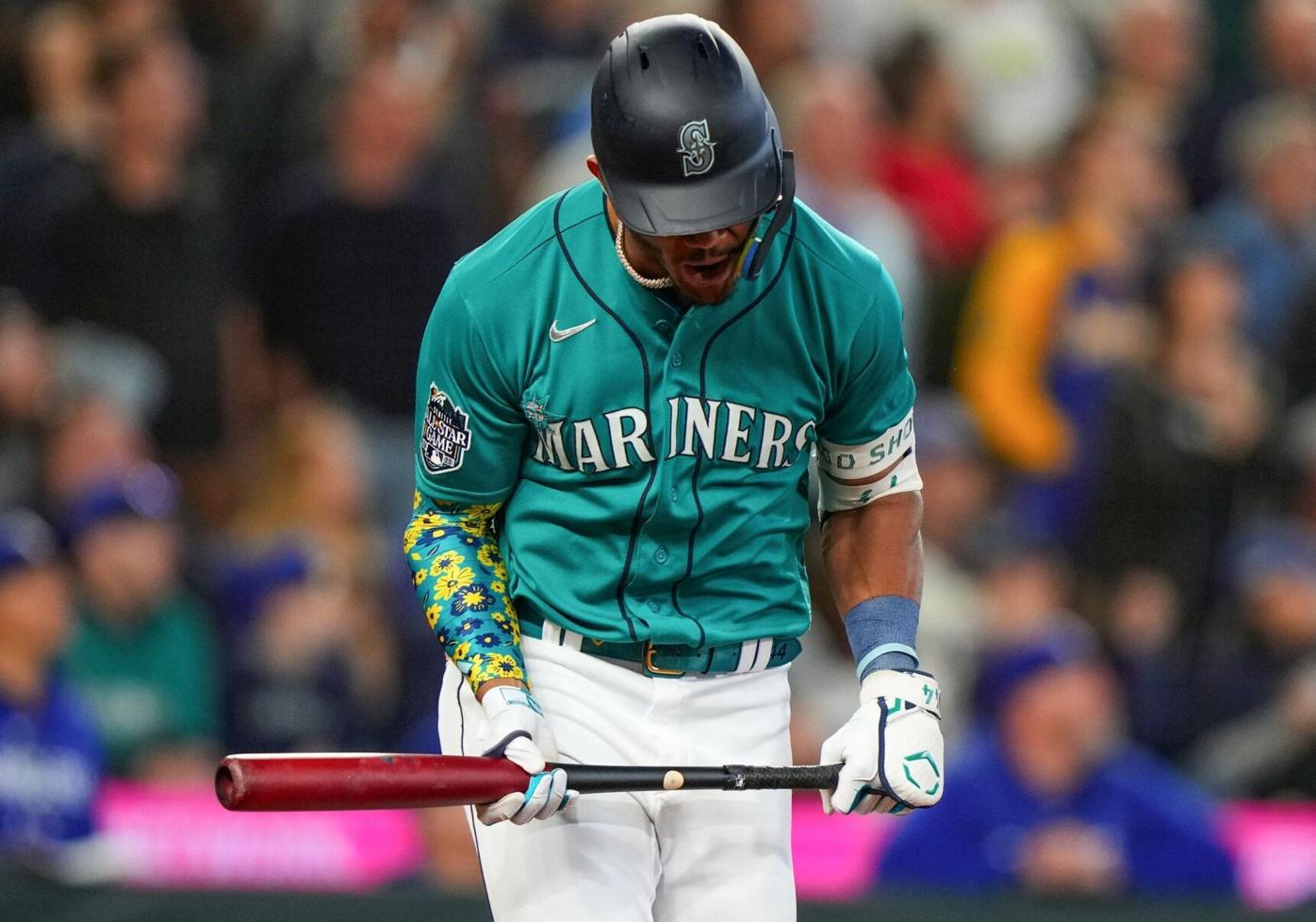 Clutch hits elude Mariners in loss to Rangers