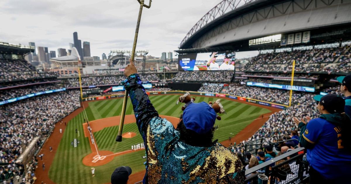 Mariners fans bring energy, hope as playoff baseball returns