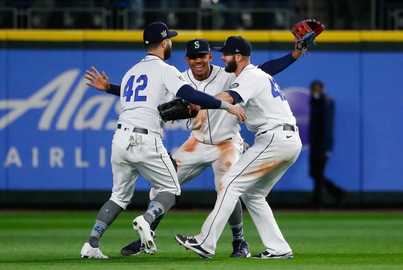 Seattle Mariners players brawl in clubhouse before game vs