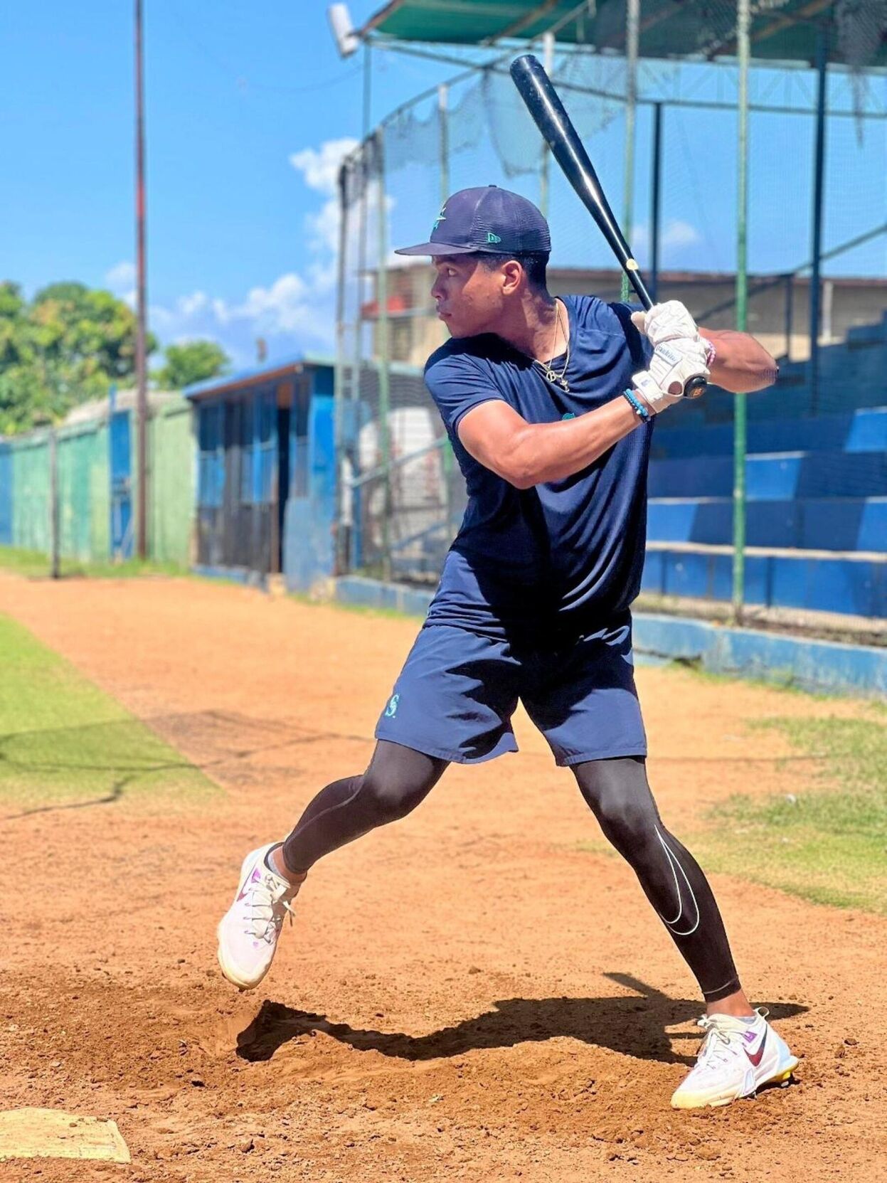 Mariners sign 12 players as international free-agent period begins ...