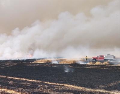 Firefighters, farmers quash wheat fire outside Athena