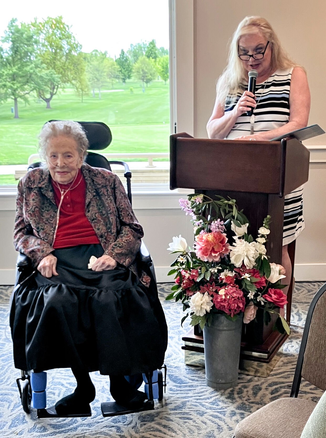 1a Geraine Hansen and emcee Deanna Tipton.jpg