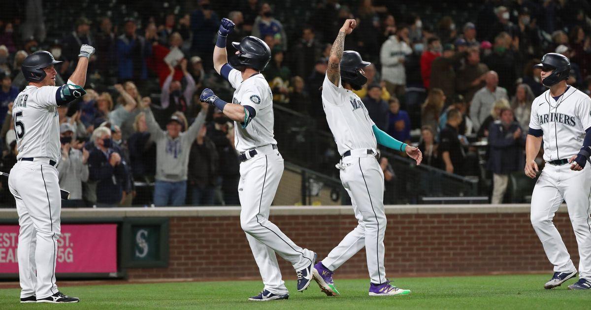 Kyle Seager lets the Mariners walk off the field winners against