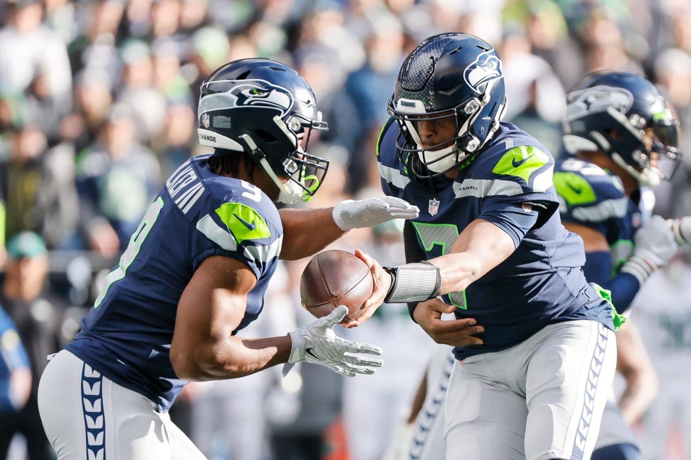 Geno Smith, Seahawks improve playoff chances in rallying to beat the Titans