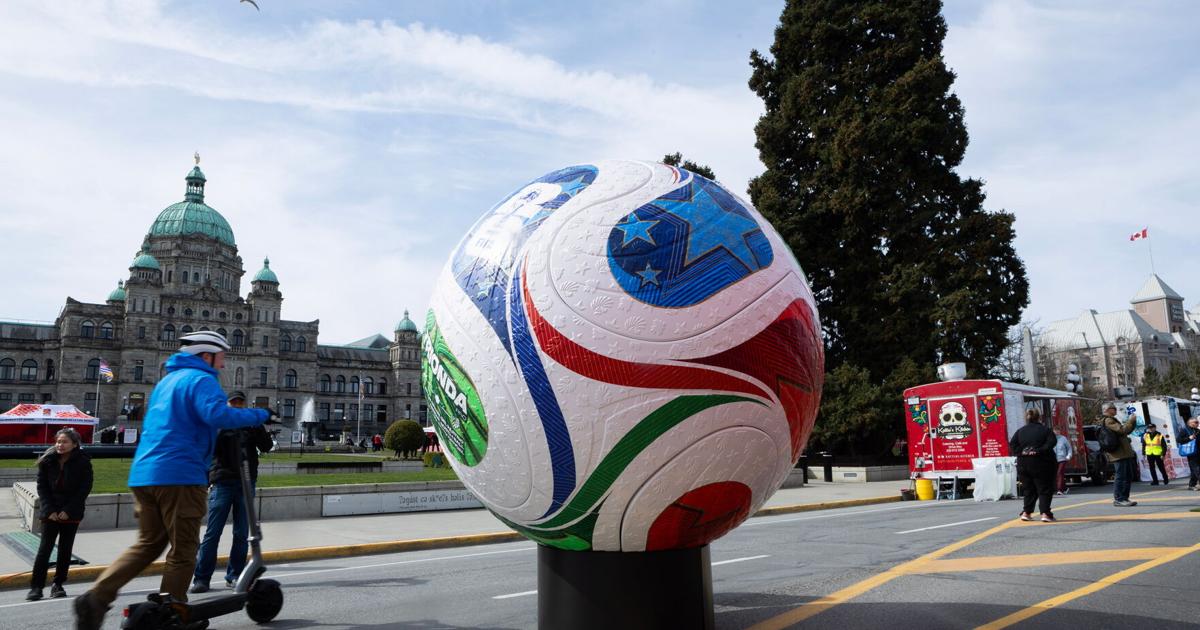 गड़बड़ी के कारण बिक्री फिर से शुरू होने के दौरान फीफा ने विश्व कप फाइनल के लिए टिकटों की शीर्ष कीमत बढ़ाकर 10,990 डॉलर कर दी