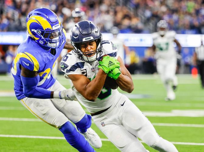 Seahawks snap losing skid with comeback win over Rams