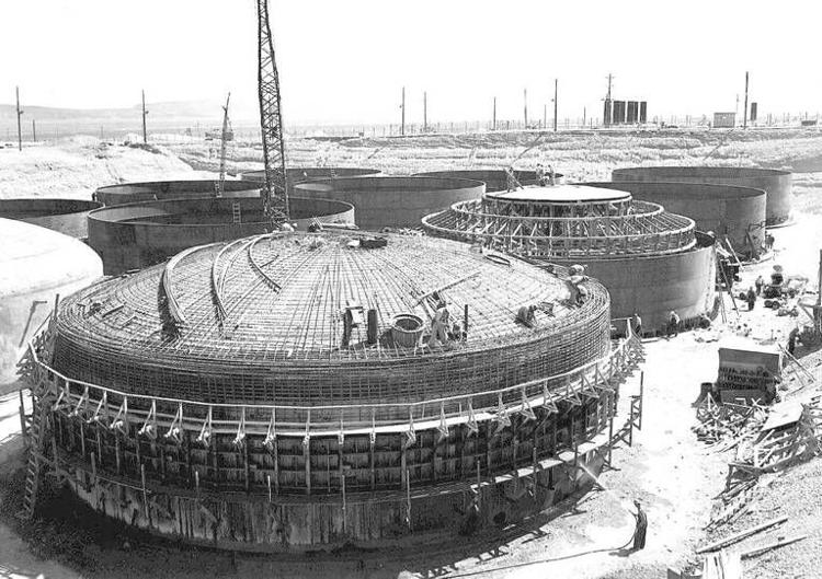 Aging Hanford tank is leaking radioactive waste into the ground, feds ...