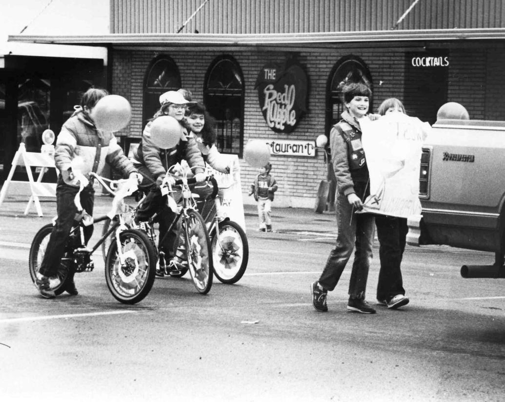 Campfire passes the Red Apple restaurant in a May 1985 parade union