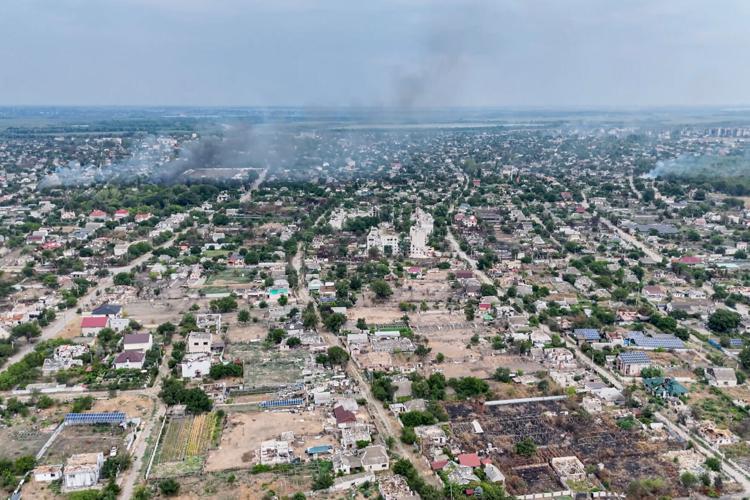 Ukrainian Civilians Risk Deadly Minefields to Escape Russian-Held City of Oleshky
