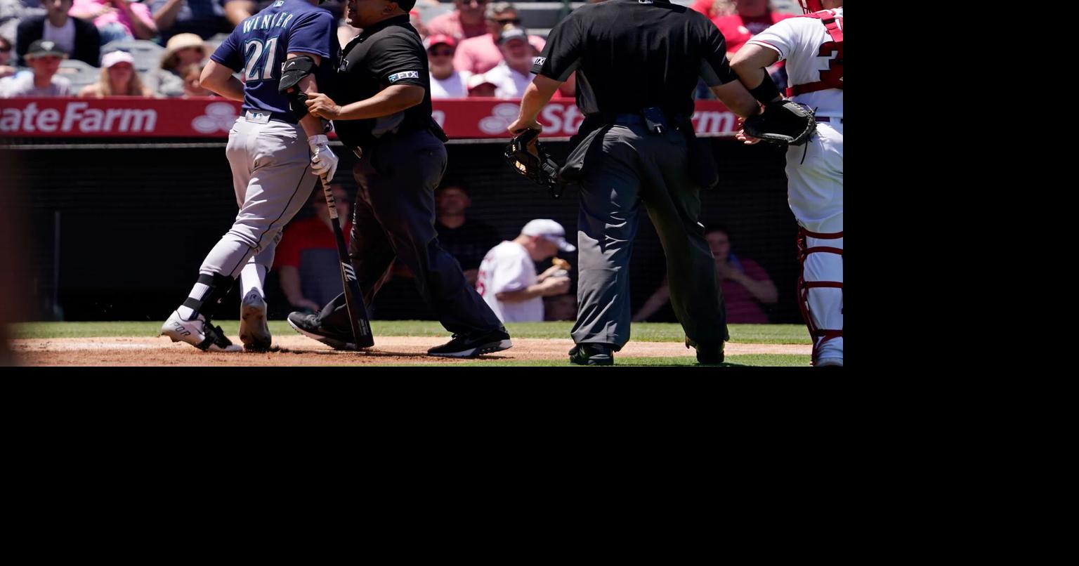 Mariners' Scott Servais ejected after benches clear in Houston