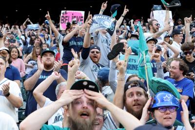 Social media reacts to Mariners' unthinkable wild card comeback win, Mariners