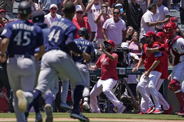 Jesse Winker flips off Angels fans after brawl