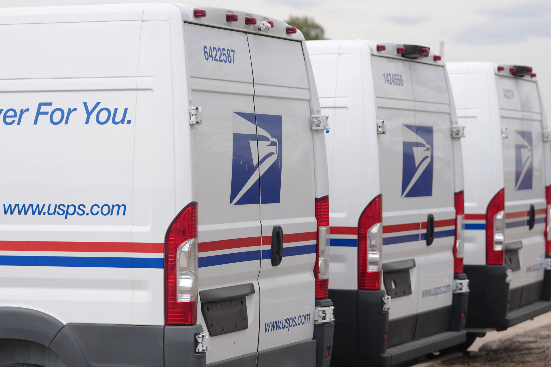 USPS considers allowing people to ship handguns through the mail ...