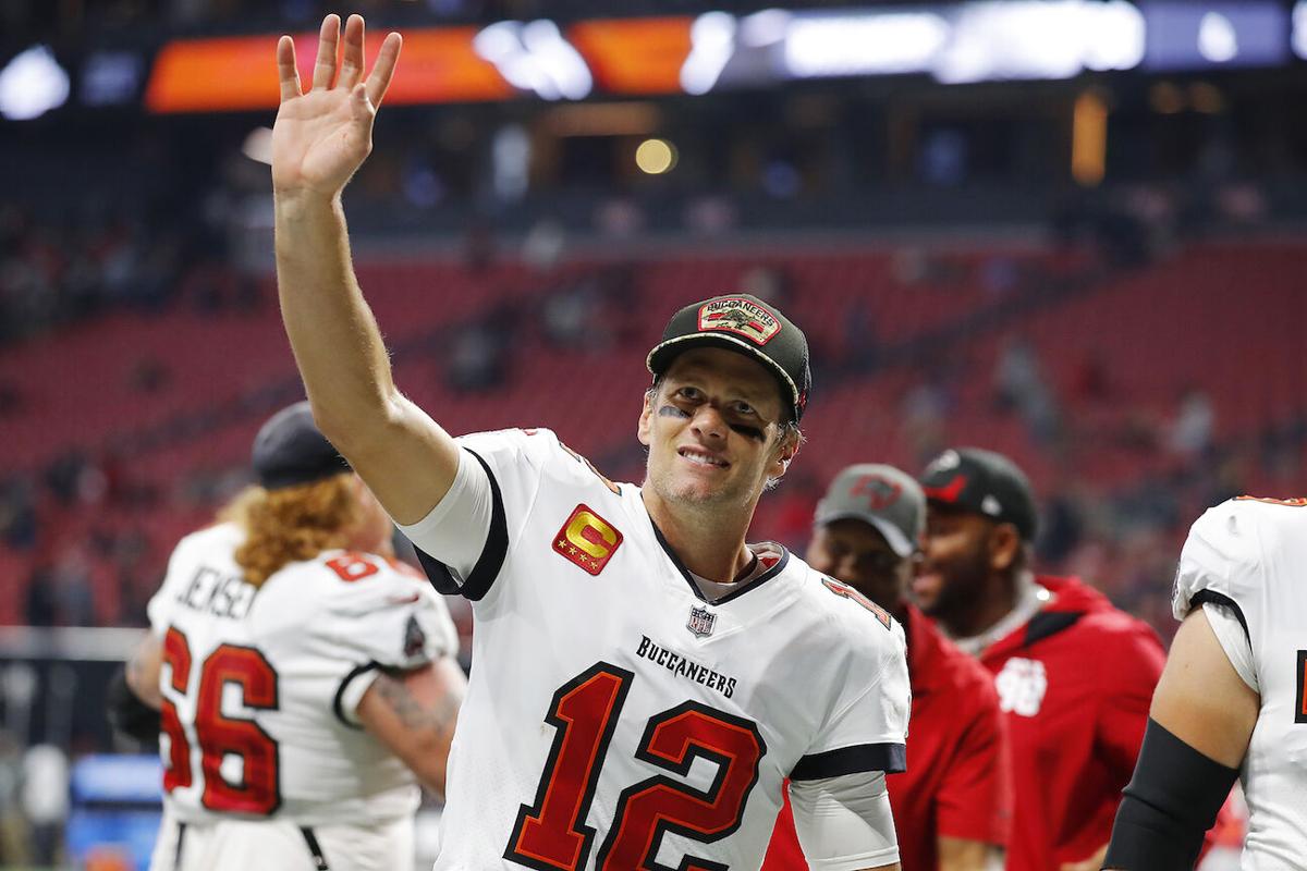 Tom Brady's teammates honored him with a special shirt at Buccaneers' Super  Bowl parade
