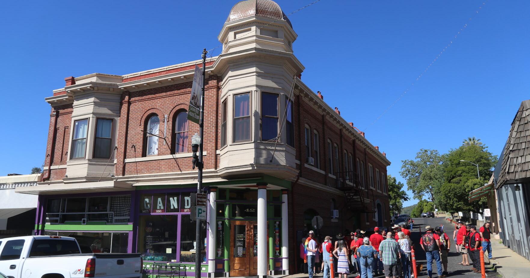 Clampers unveil plaque to celebrate historic Bradford Building in downtown Sonora - Vimarsana News