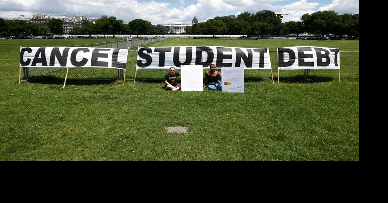 El presidente Biden anuncia un plan para reducir la deuda de préstamos estudiantiles en $10,000, pero algunos californianos dicen que no es suficiente  noticias