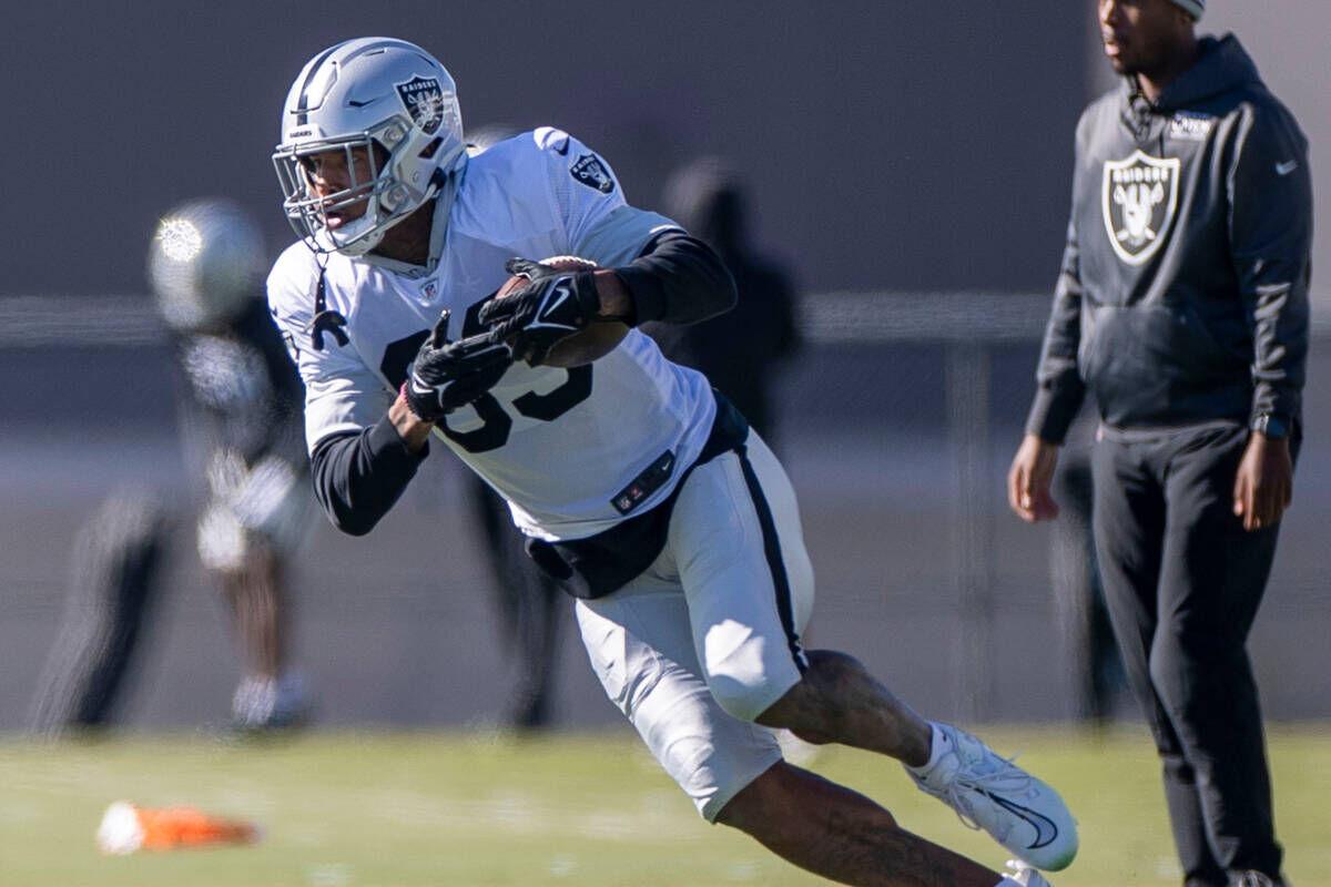 Raiders CB Nate Hobbs returns to practice after missing first week of  training camp