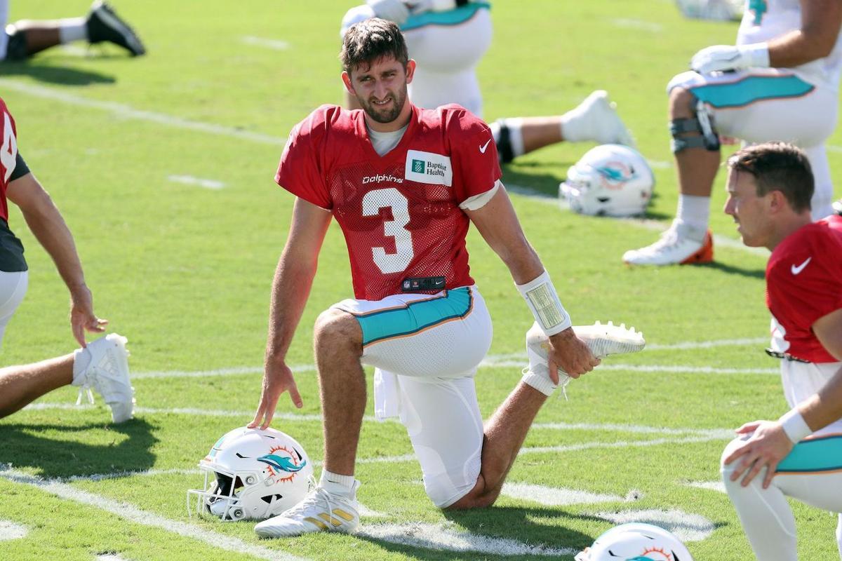 Dolphins' Fitzpatrick leaves practice early following the death of his  mother