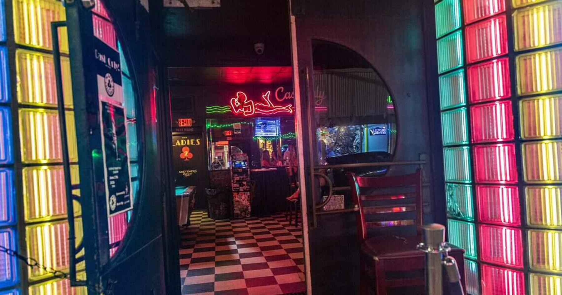 Бар Mac's Club Deuce в Майами празднует столетний юбилей с блоковой вечеринкой и благотворительной лотереей