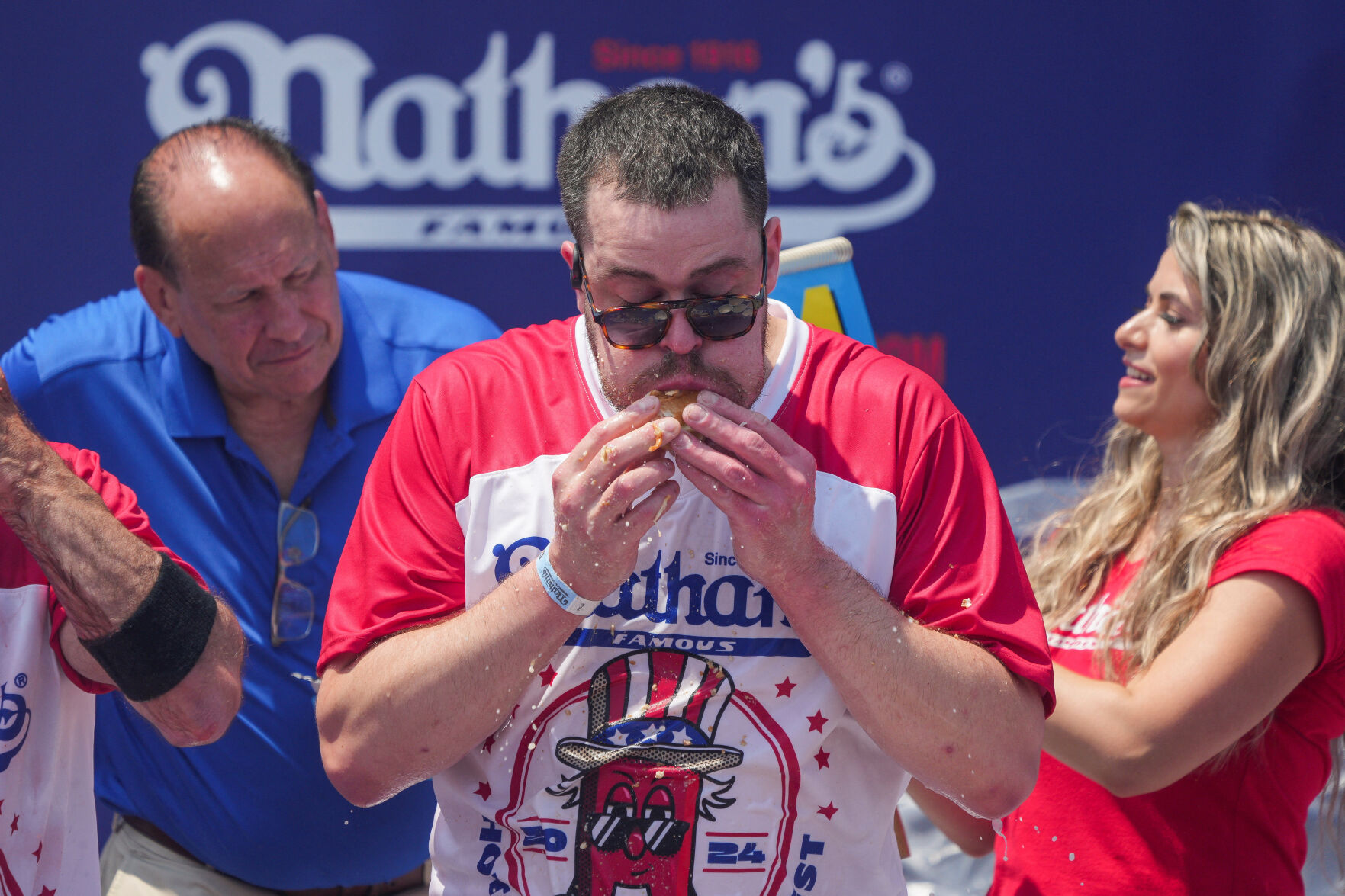 Patrick Bertoletti Mange 58 Hot-dogs Et Remporte Le Concours Nathan's ...