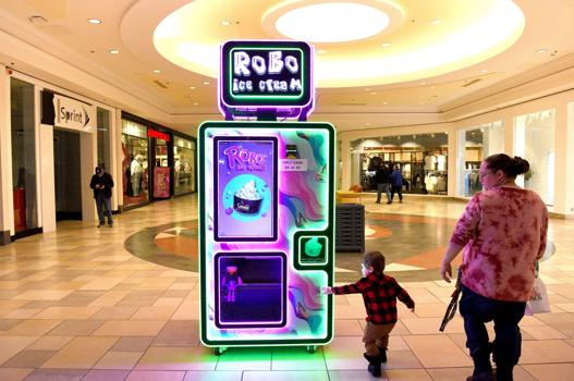 Last Christmas shopping hurrah for Fox Run Mall Business