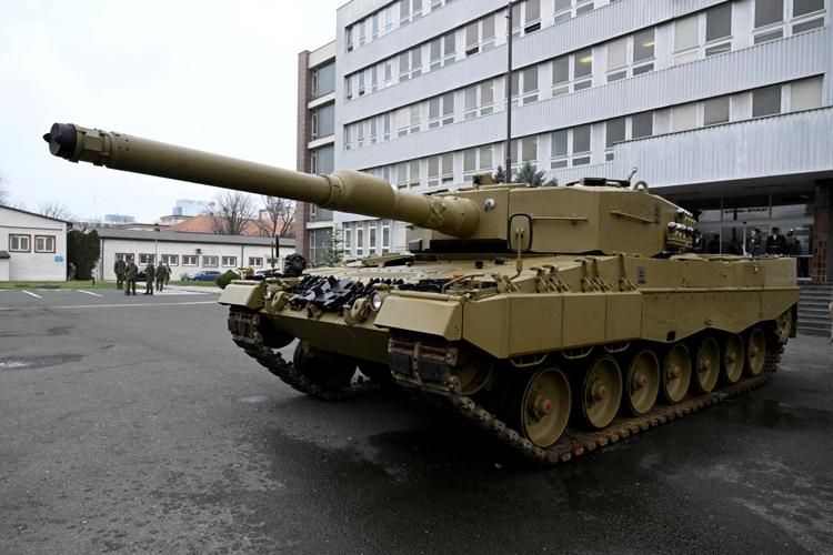 FILE PHOTO: FILE PHOTO: Germany delivers its first Leopard tanks to Slovakia, in Bratislava