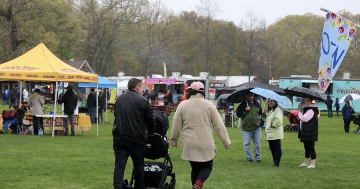 Rain doesn't dampen spirits at Great Bay Food Truck Festival in Stratham