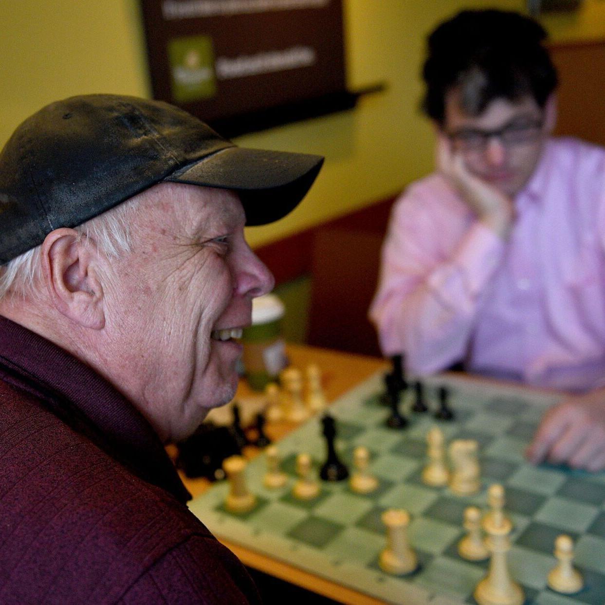 International chess master defeats 10 opponents at once - The Daily  Mississippian
