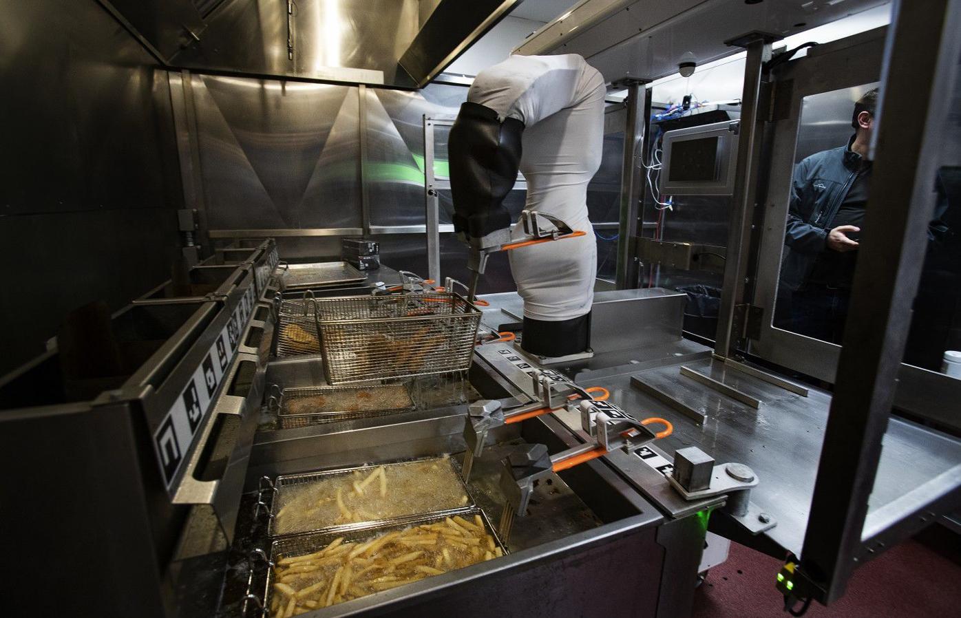 This New Burger Chef Makes 3 An Hour And Never Goes Home It S A Robot Science Technology Unionleader Com