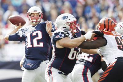 Brady Gets Win, Passing Yards Record in Return to Gillette - Bloomberg